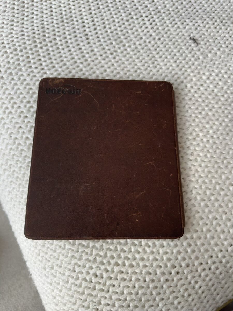 Kindle Oasis with leather cover on a blanket